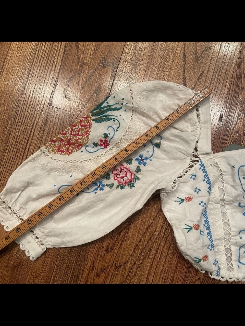 FARM Rio NWT White Embroidered Puff Sleeve Crop Top with Pink & Blue Floral Moti - Picture 9 of 9